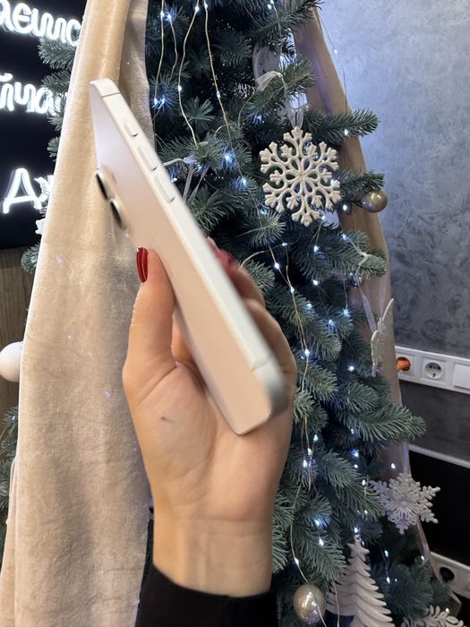 Used IPHONE 16 128 White Neverlock Костюшка,5 igrand