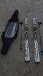 Conjunto de skis, botas e bastoes de ski