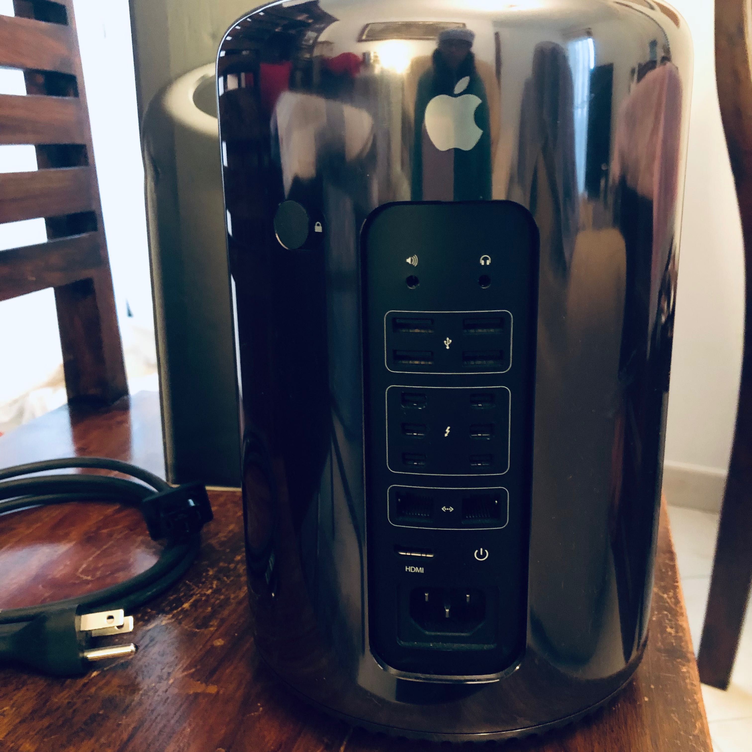 Vende-se Mac Pro tipo A1481 Xeon E5 em São Bartolomeu de Messines