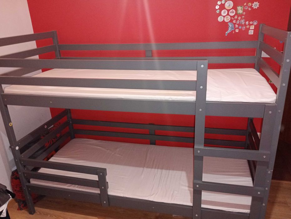 Łóżko piętrowe wraz w materacami.