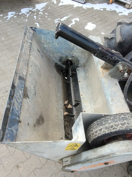 Posypywarka samozaładowcza do  małego ciągnika  na chodniki