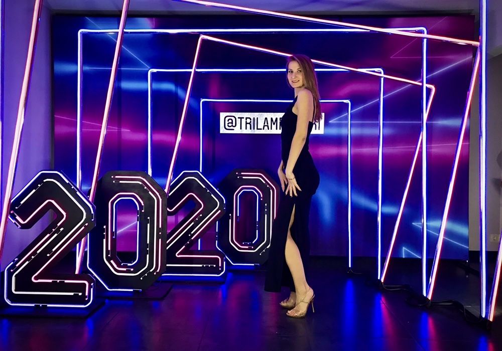 Фотозона випускний цифри 2025 неоновая аренда тунель