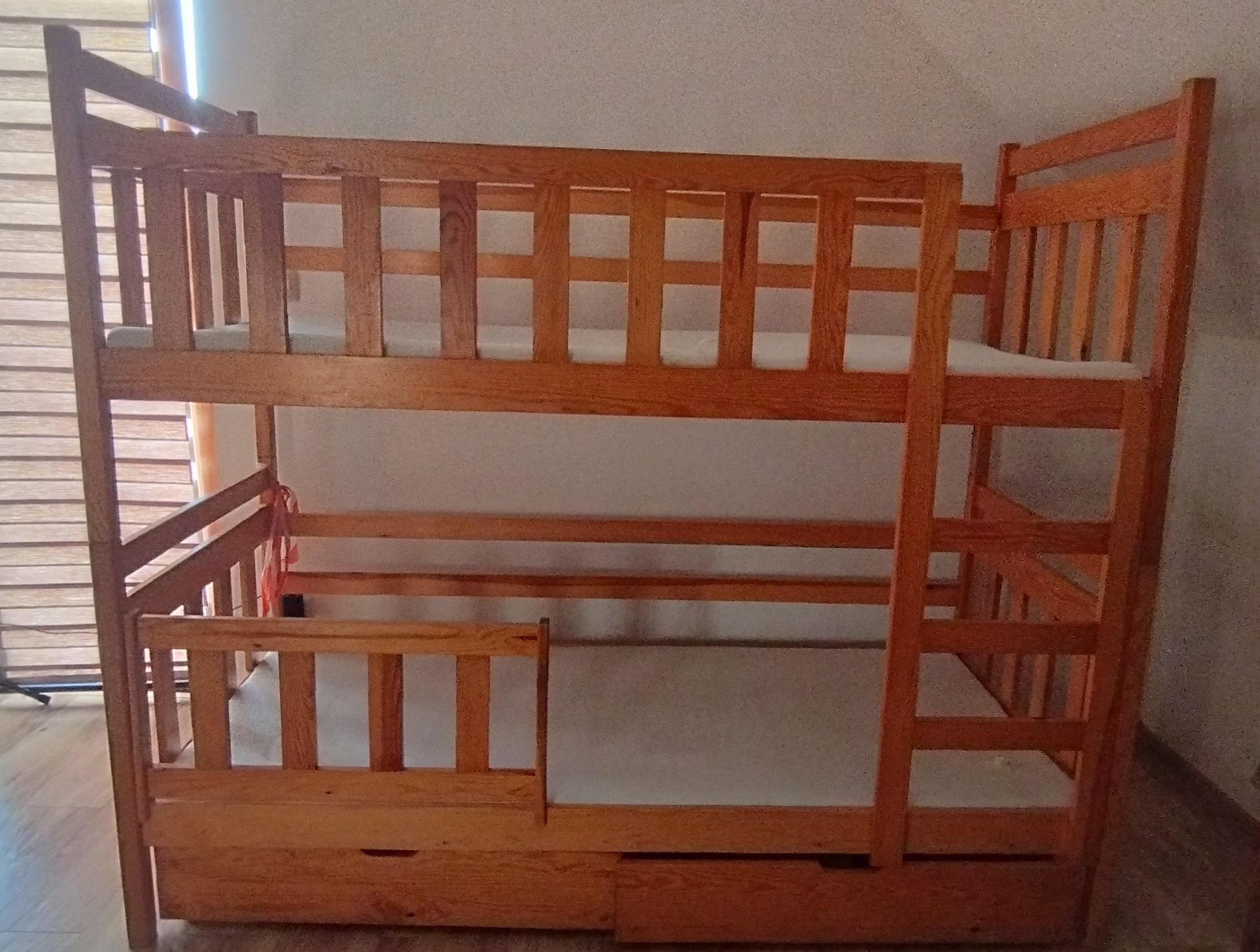 Łóżko piętrowe plus materace