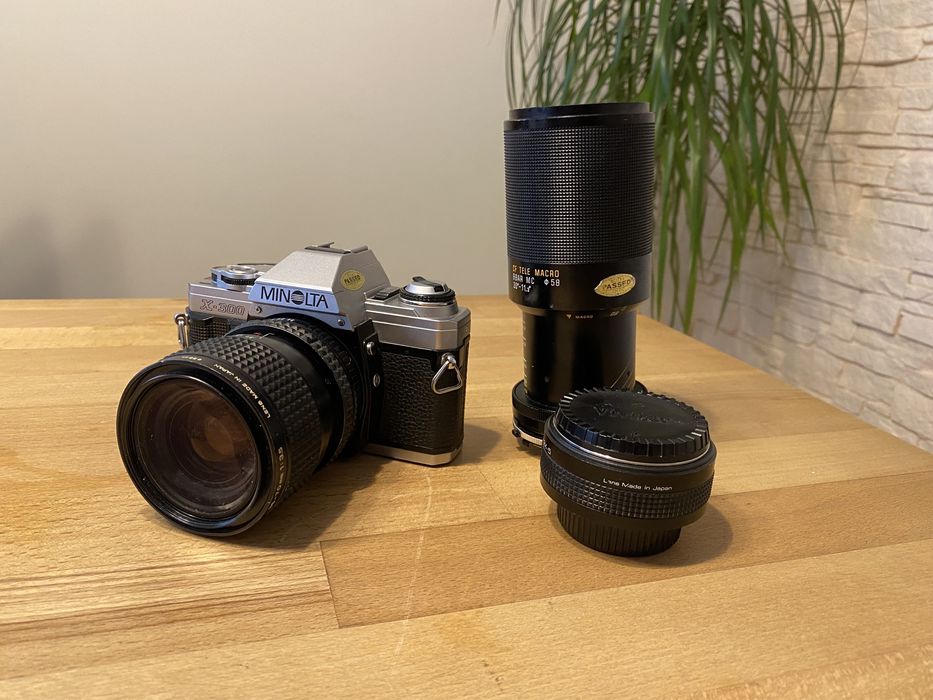 Minolta X-300 - 35-70mm f3.5, 80-210mm, konwerter 2x, analogowy !