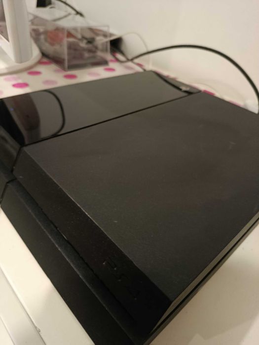 Vendo PS4 semi novo contendo 2 controles e 500GB
