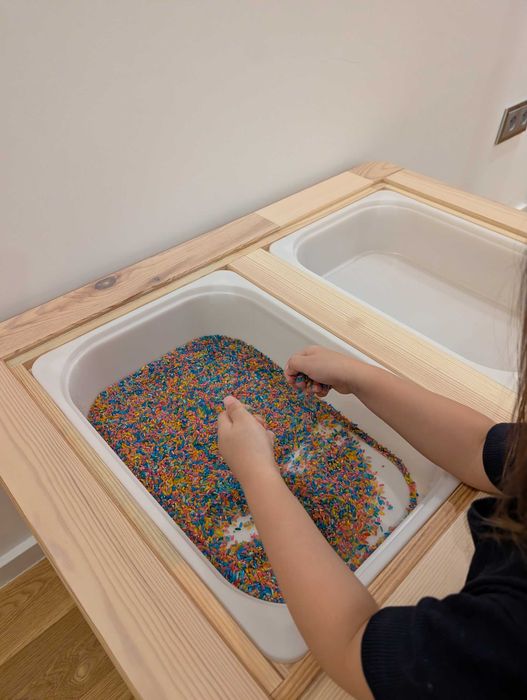 Mesa IKEA Flisat com bancos e recipientes