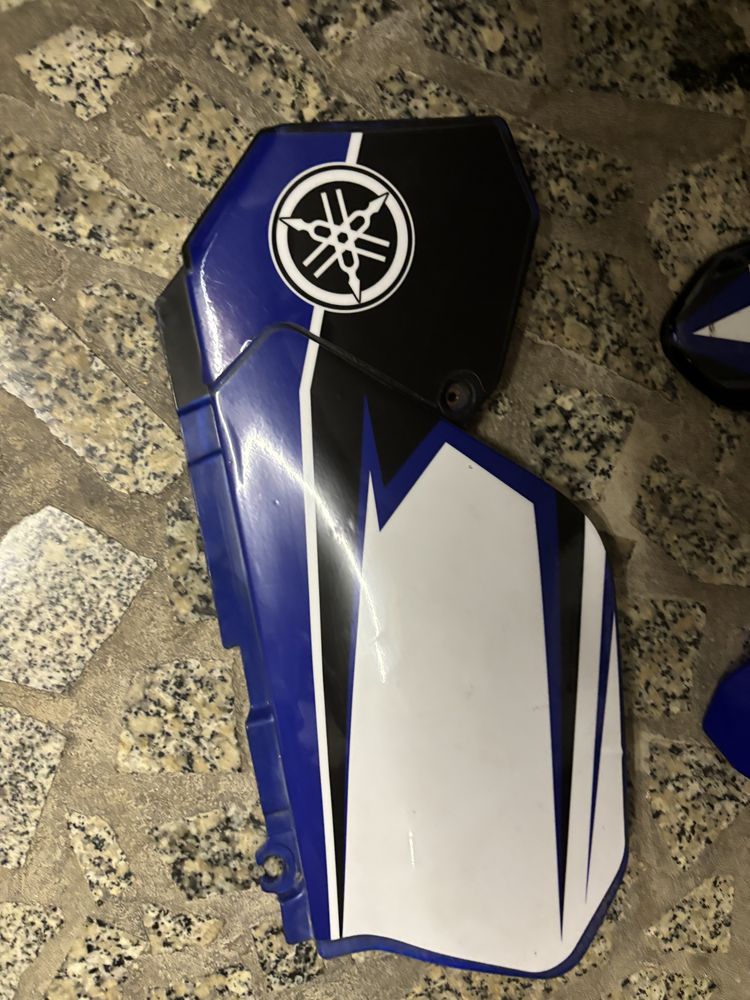 Vendo plasticos DTR 125 com autocolantes azuis