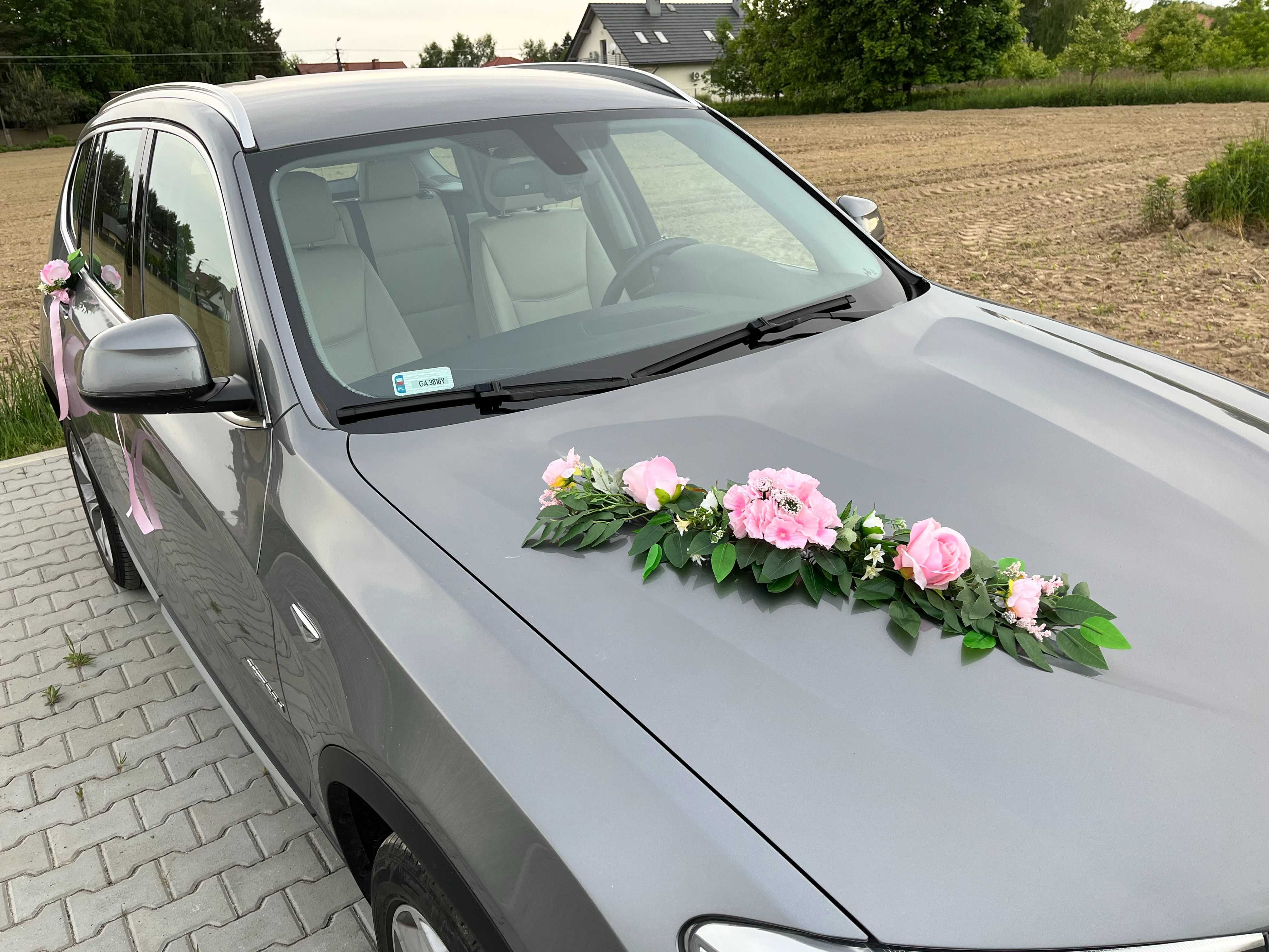 Kompozycja dekoracja samochodu do ślubu na auto ślubne kwiaty