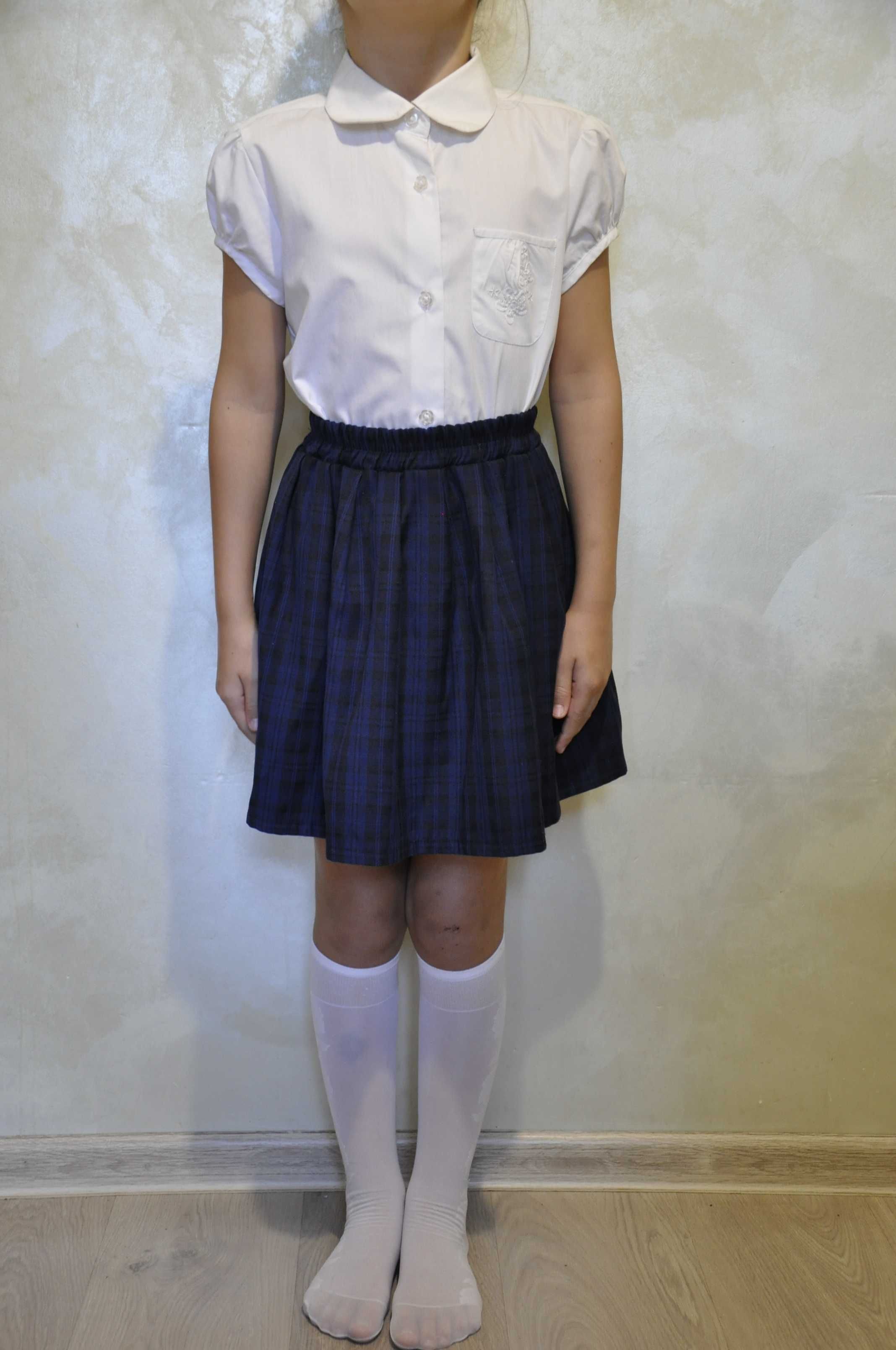 Біла шкільна блуза з коротким рукавом на дівчинку з ростом 122 см