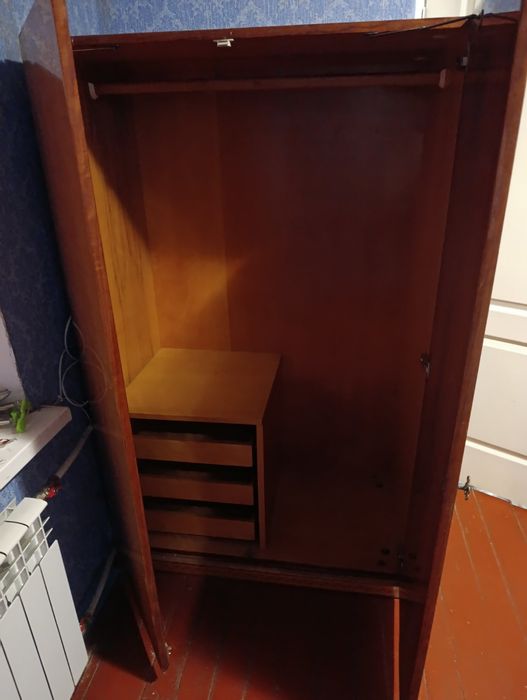 Шкаф із полками в прихожу або гардеробу