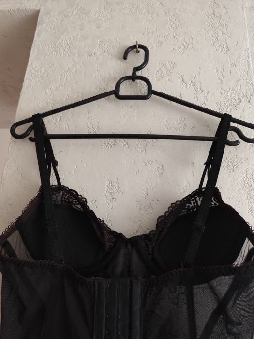 Haftowany top gorsetowy z paskami do pończoch na regulowane ramiączka