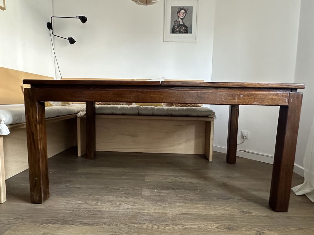 Mesa de jantar em madeira