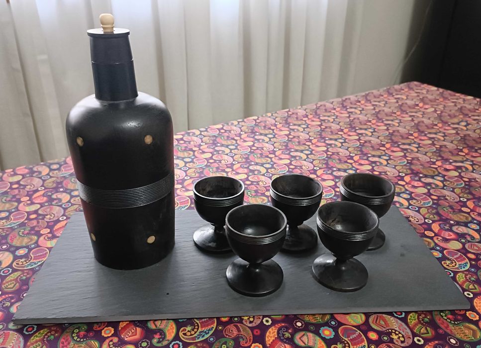 Serviço de saquê em pau preto, feito a mão