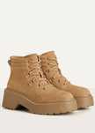 Botas nunca usadas com plataforma tamanho 38