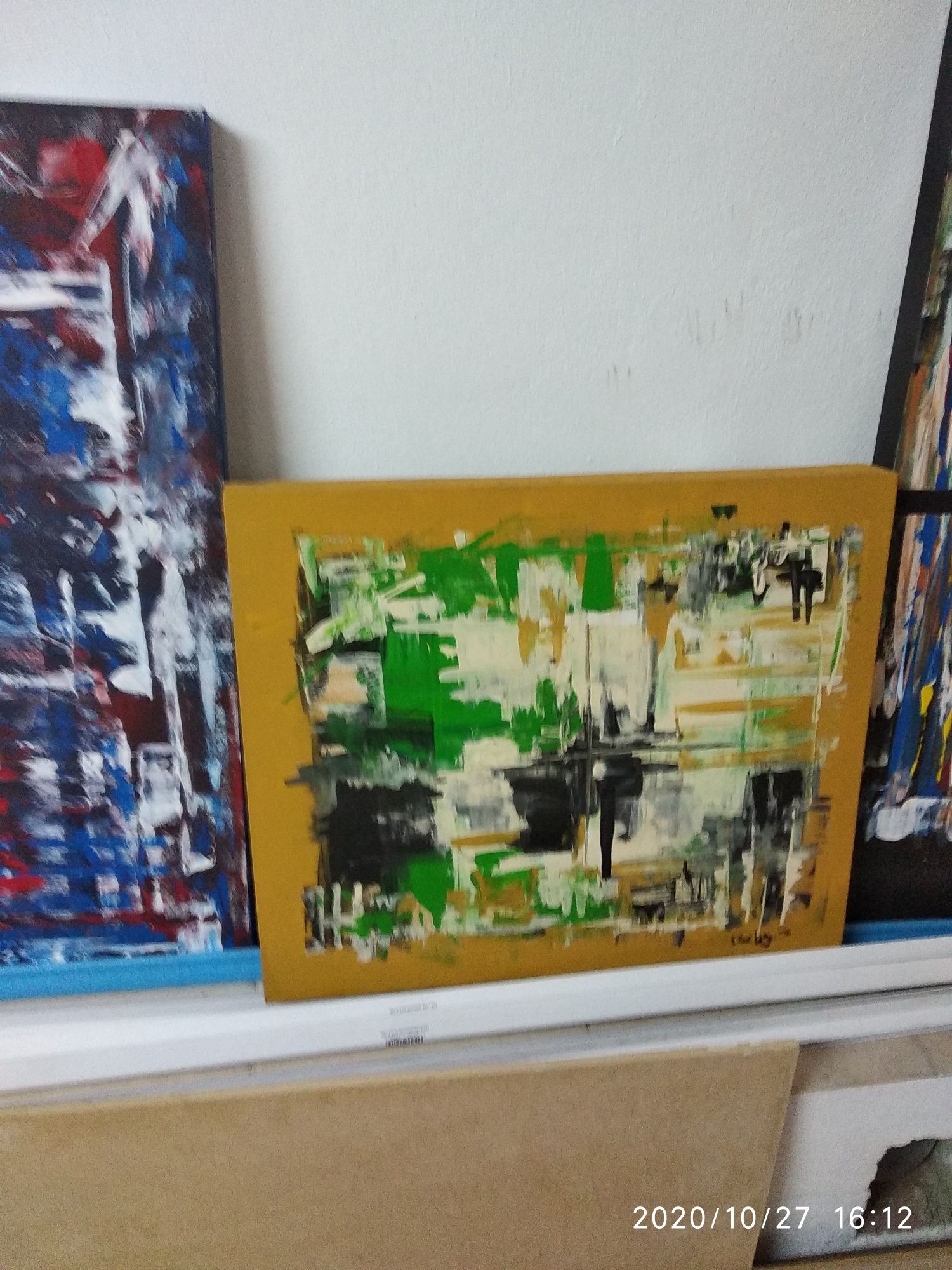 Vendo coleção de pinturas sob tela