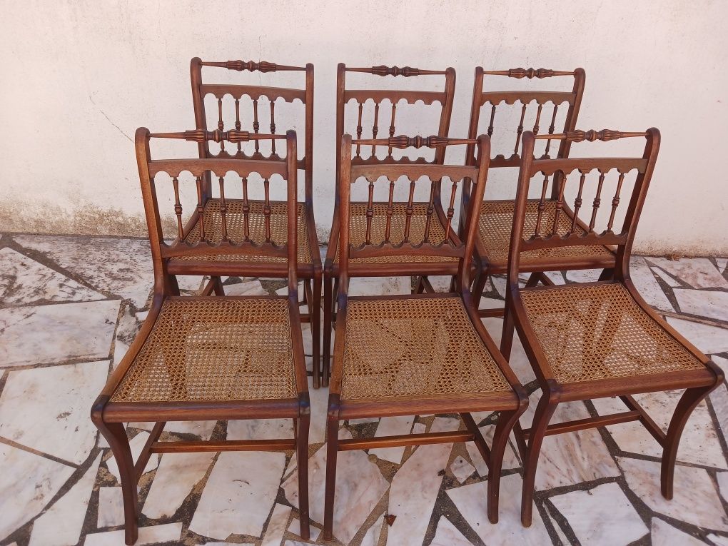 Cadeiras em palhinha