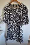 Sukienka viscoza kopertowa zebra George XXL 44