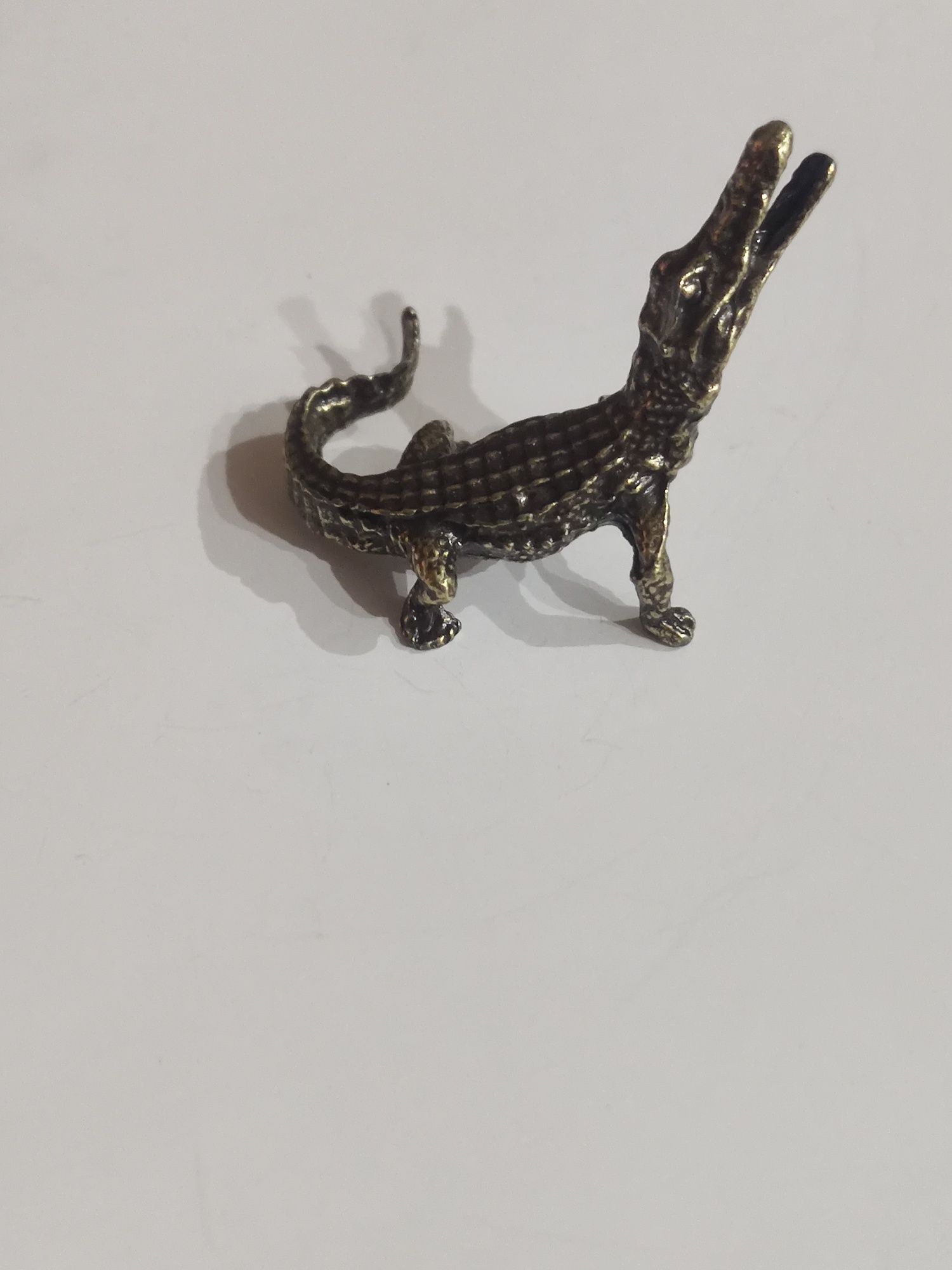 Figurka metalowa  krokodyl  wysokość 2,5 c