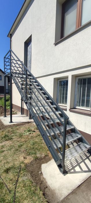 Schody zewnętrzne stalowe, klatka schodowa, schody samonośne. Jakość