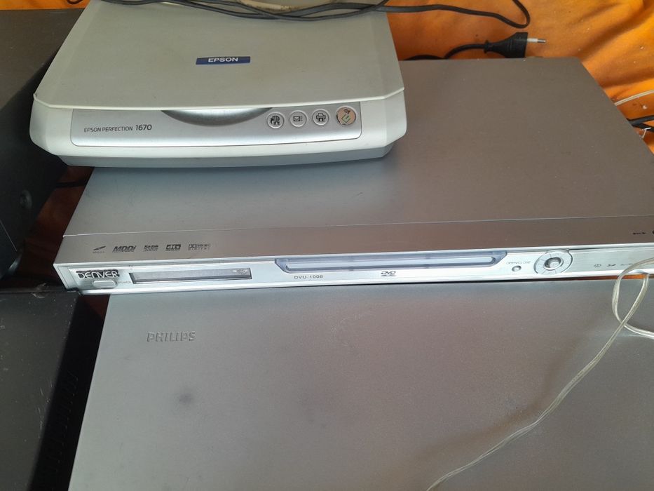 Leitores de DVD.  e um de digitalização VHS não está disponível