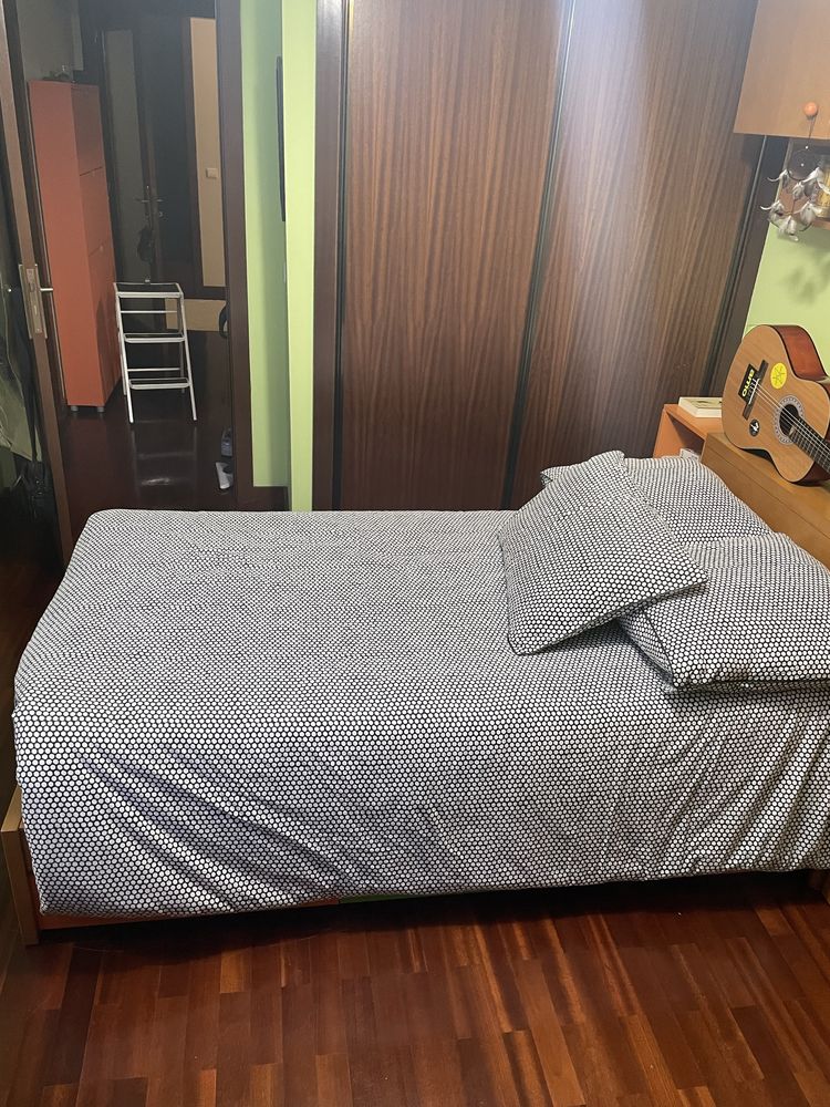 Cama com báu de arrumacão e gavetas