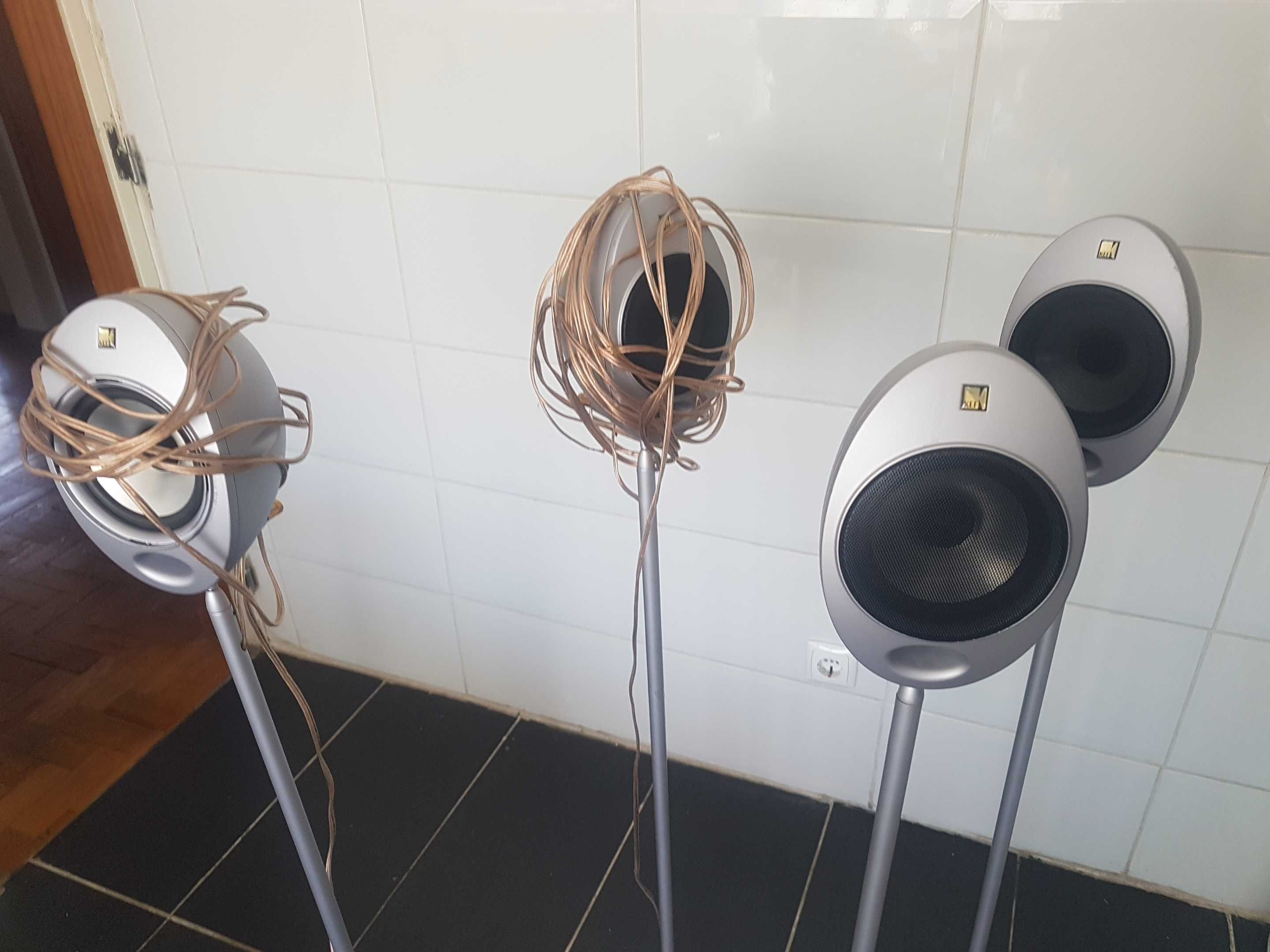 4 colunas KEF com tripé e bases