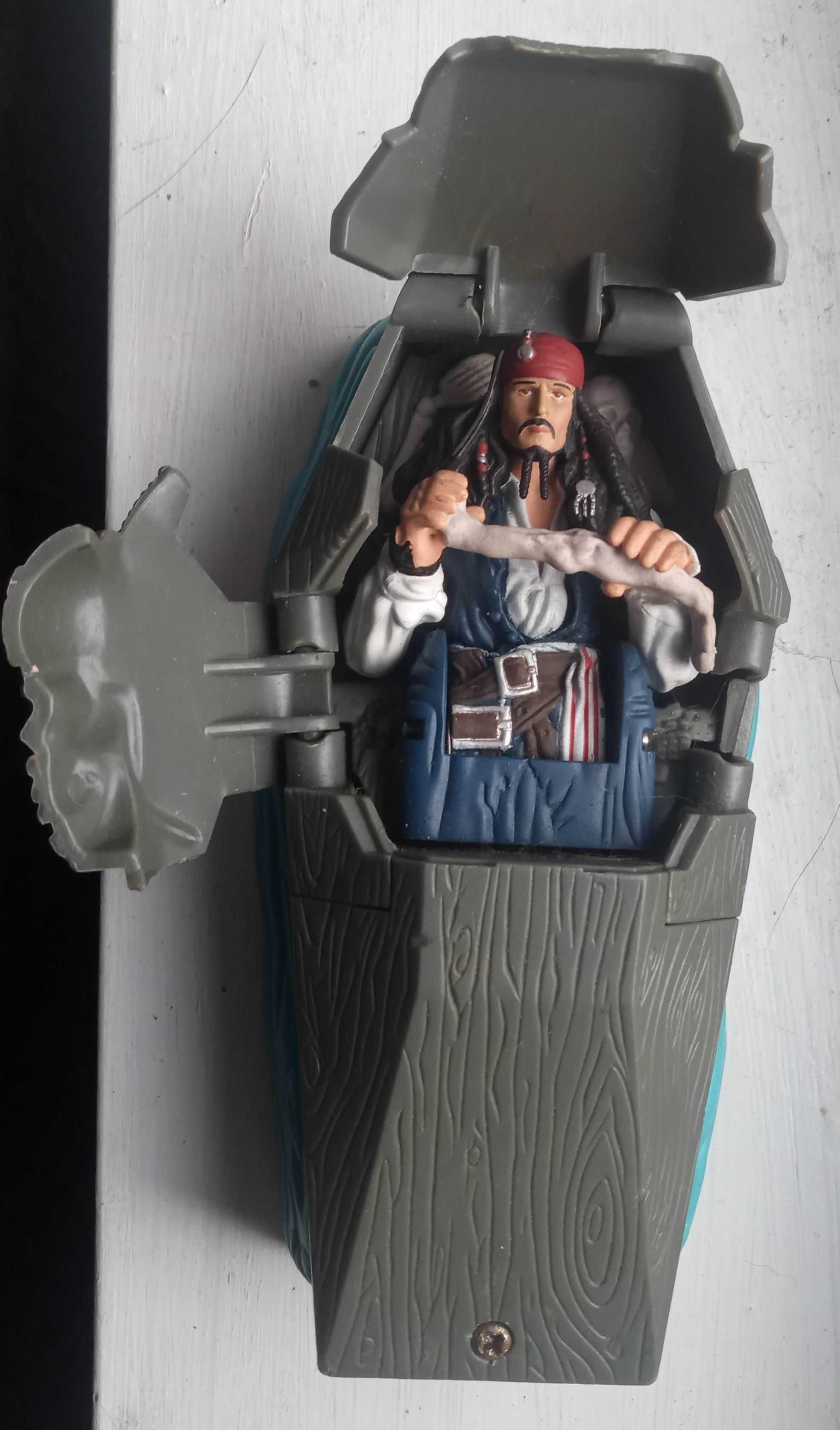 Figurka Jack Sparrow Piraci z Karaibów trumna