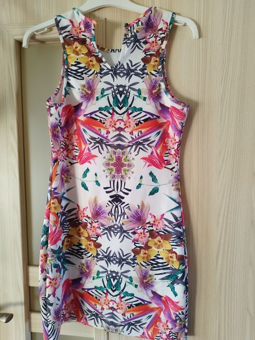 Śliczna sukienka. R.36/38.