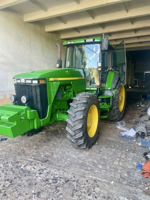 Трактор John Deere 8200