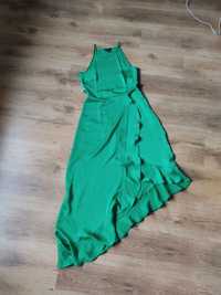 Zielona satynowa sukienka asymetryczna z rozcięciem na nogę