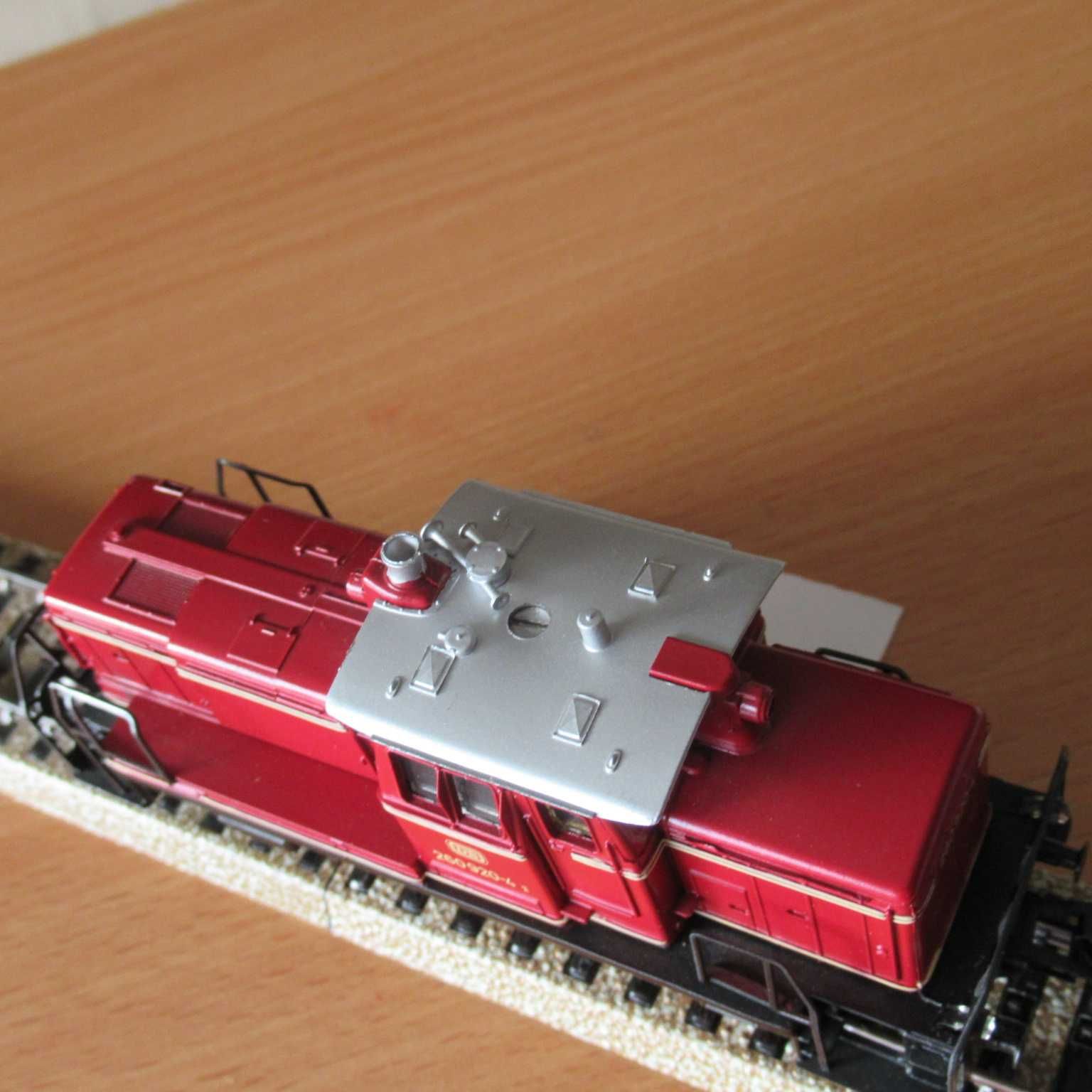(R133/33) locomotiva (Nova) a diesel  marklin h0 /a funcionar