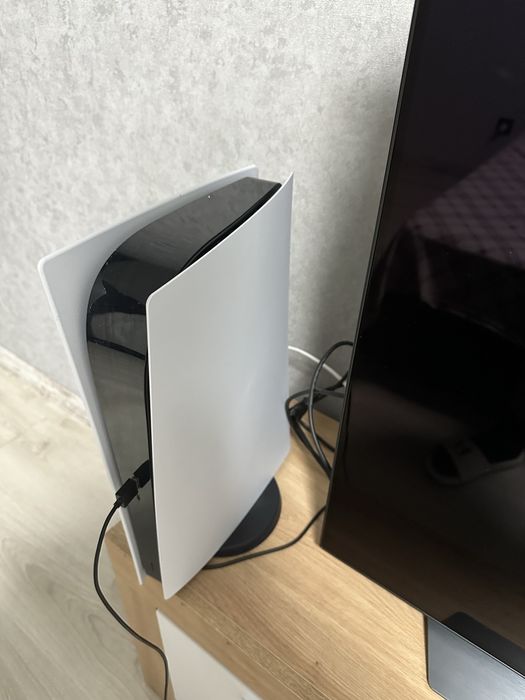 Продам Playstation5 с игровым акаунтом( больше 120игр)