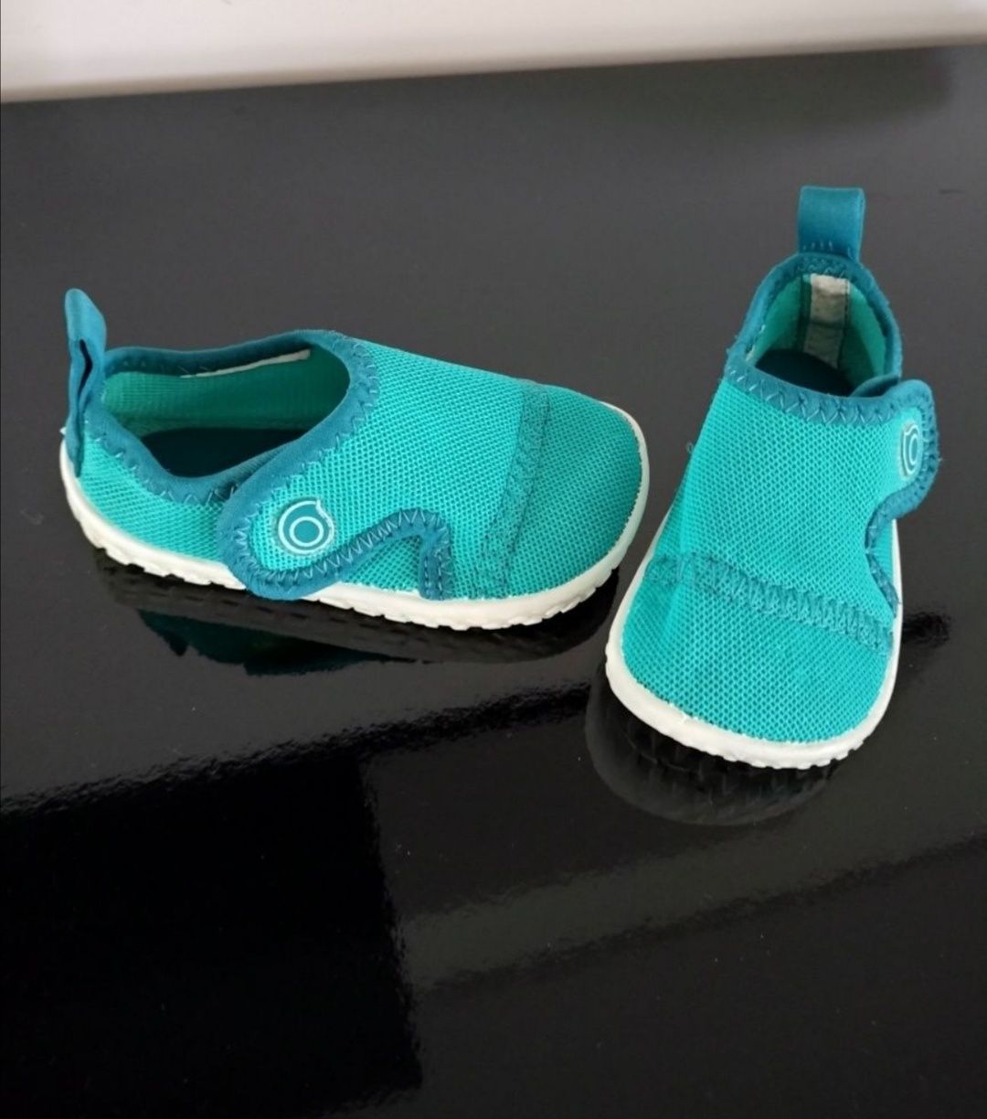 Fato térmico e anti uv e sapatos de água para bebé