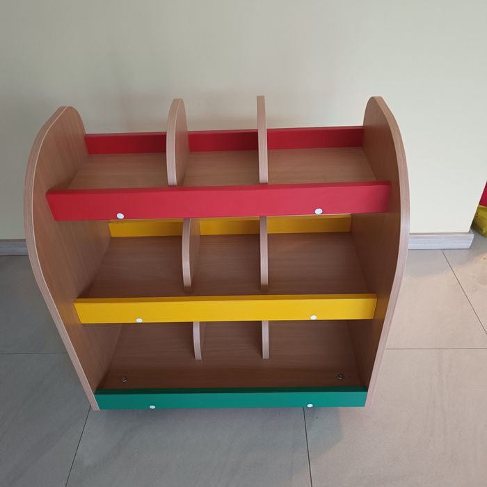 Porządny regał dziecięcy na kółkach