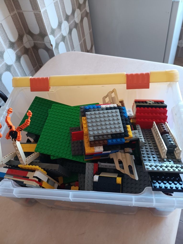Caixa com centenas de peças  LEGO