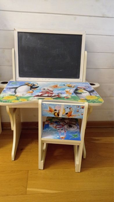 Детский столик с доской и стульчик