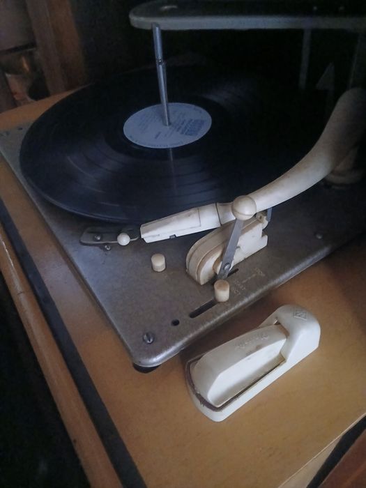 Telefonia antiga com gira discos e bobines