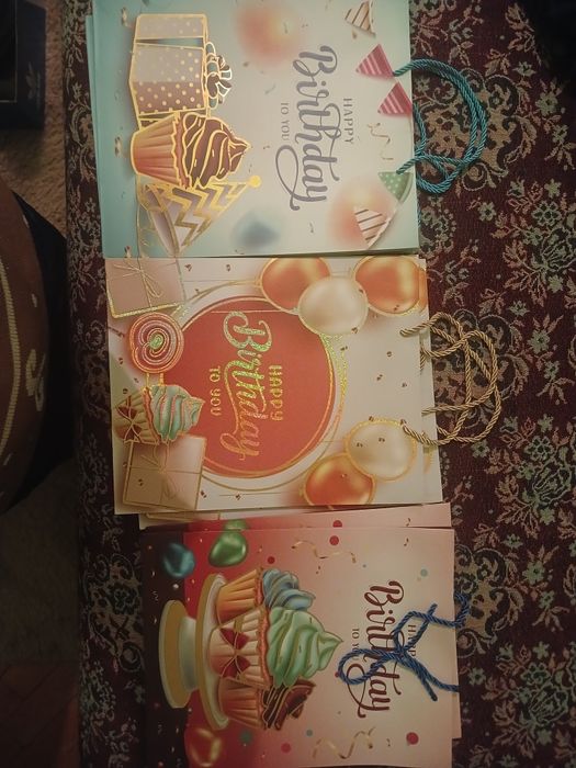 Подарункові пакунки (пакети)