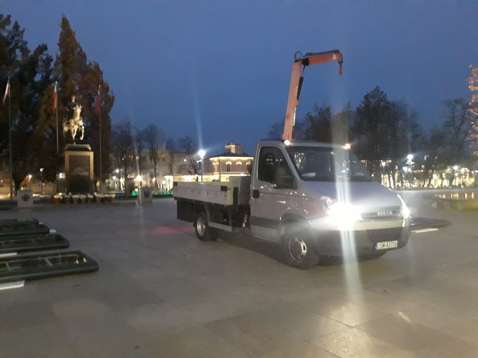 Usługi transportowe HDS żuraw pomoc drogowa materiały transport kostka