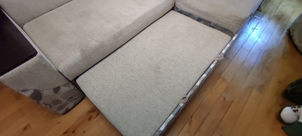 Кутовий диван і столик