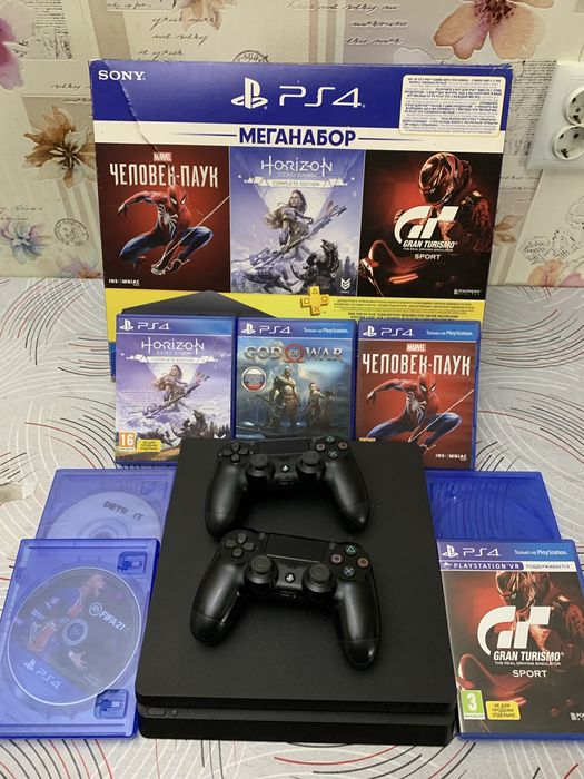 Продам соньку  Playstation 4 slim 1Tb / 2 Геймпада! +Диски