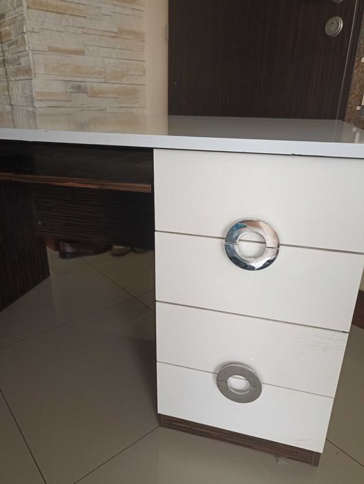 Oddam za darmo biurko i krzesło biurowe