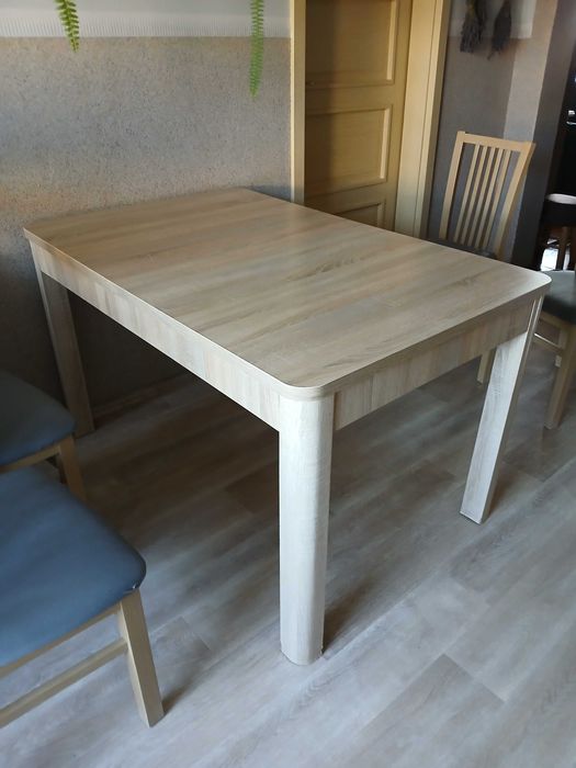 Stół  kuchenny drewniany.