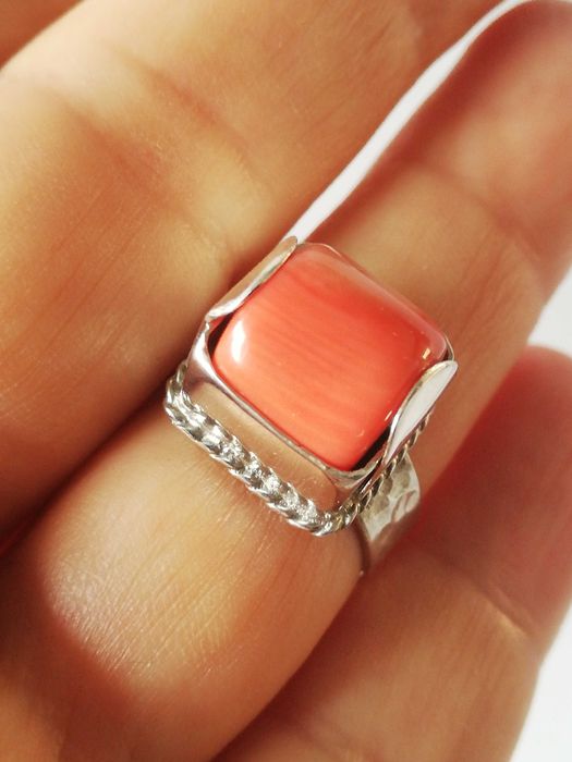 SREBRNY pierścionek z dużym koralem.