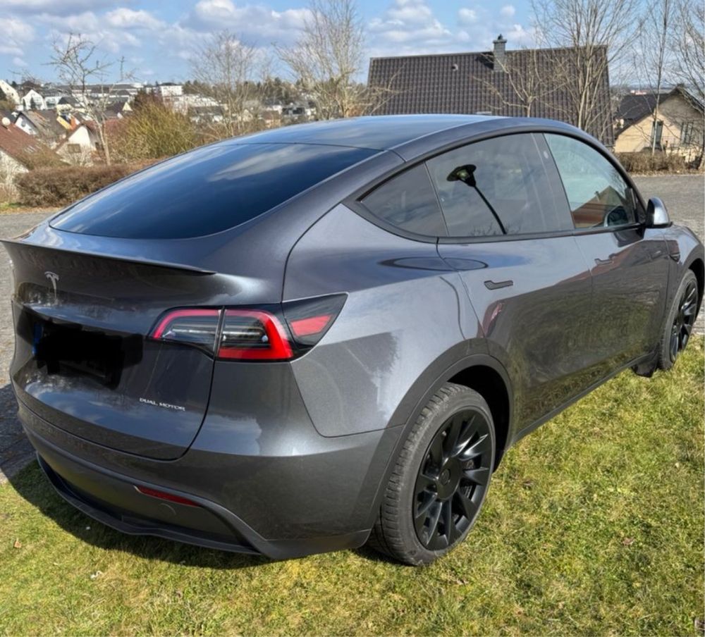 Tesla Model Y dual motor longue range