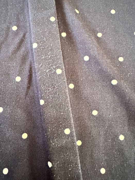 Granatowa sukienka w białe groszki. Na pomoc kotom bezdomnym.