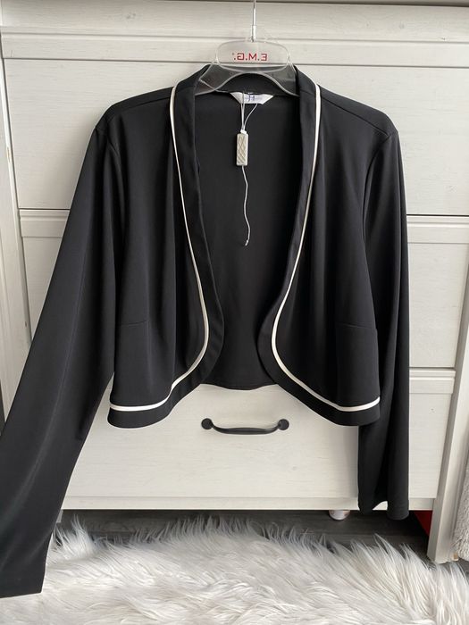 Joanna Hope czarne bolerko z kontastrową lamówką