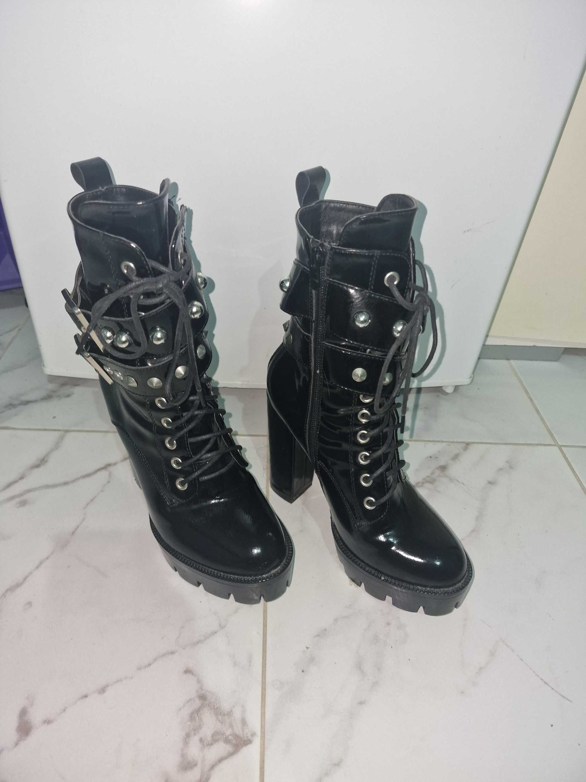 Botas novas de festas