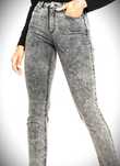 Spodnie jeansy marmurkowe od Bershka
