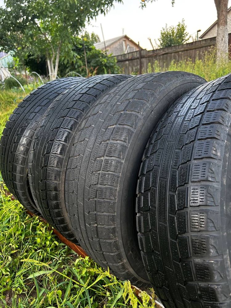 Шини, гума зимова 215/65 R17 99R